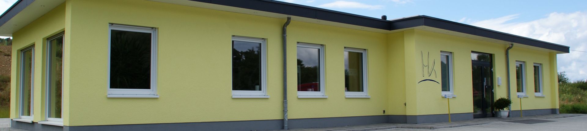 Verputz und Anstrich eines neuen Bürogebäudes